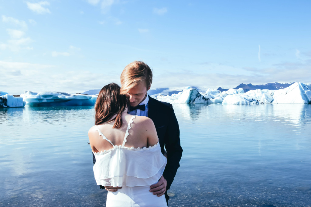 Islande-séance-couple-Jokulsarlon-glacier-Iceland-Mariage-wedding-destination
