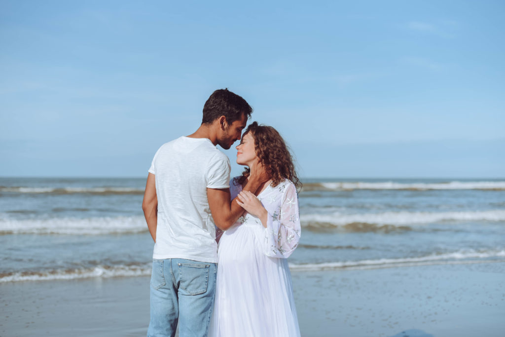 séance photo maternité grossesse à la mer du nord -Emotion is Art